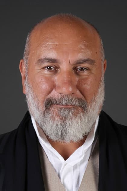 Mustafa Avkıran no papel de Ali Galip Akıncı