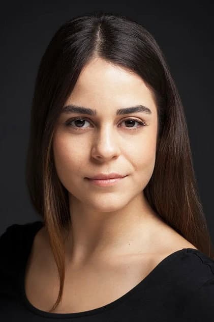 Burcu Türünz no papel de Bade Akıncı