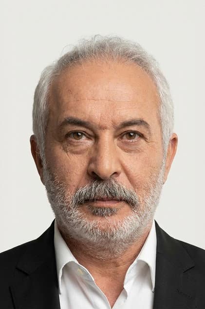 Ali Sürmeli no papel de Orhan Koşaner